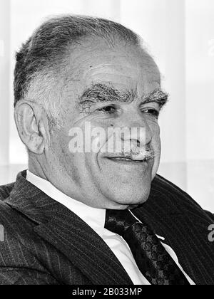 Yitzhak Shamir (Yitzhak Yezernitsky, 22 ottobre 1915 – 30 giugno 2012) è stato un politico israeliano e il settimo primo ministro israeliano, in due termini, dal 1983 all'84 e dal 1986 al 1992. Prima dell'istituzione dello Stato d'Israele, Shamir era un leader del gruppo terrorista sionista Lehi (Stern Gang). In qualità di leader dello Stern Gang, Shamir ha autorizzato e contribuito a organizzare l'assassinio del Mediator delle Nazioni Unite in Palestina il conte svedese Folke Bernadotte nel settembre 1948. Dopo l'istituzione dello Stato d'Israele, egli servì nel Mossad tra il 1955 e il 1965, una Kness Foto Stock