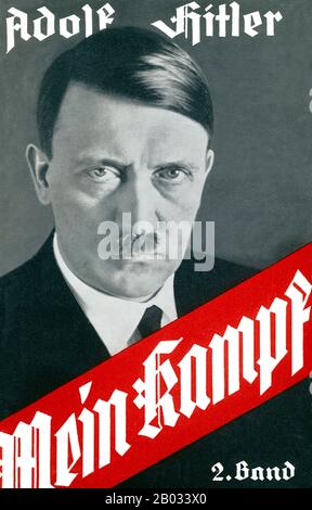 Mein Kampf è un'autobiografia del leader nazionalsocialista Adolf Hitler, in cui delinea la sua ideologia politica e i piani futuri per la Germania. Il volume 1 di Mein Kampf fu pubblicato nel 1925 e il volume 2 nel 1926. Hitler iniziò a dettare il libro a Rudolf Hess (1894 - 1987) mentre era imprigionato per quello che considerava 'crimini politici' a seguito del suo fallito Putsch a Monaco di Baviera nel novembre 1923. Anche se Hitler ricevette inizialmente molti visitatori, presto si dedicò interamente al libro. Nel 2016, dopo la scadenza del copyright detenuto dal governo bavarese, Mein Kampf lo è stato Foto Stock