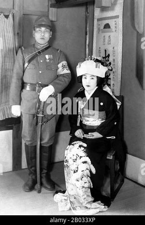 Il Kempeitai ('corpo militare di polizia') fu il braccio militare di polizia dell'Esercito Imperiale Giapponese dal 1881 al 1945. Non era una polizia militare convenzionale, ma più di una polizia segreta, simile alla Gestapo della Germania nazista. Mentre faceva parte istituzionalmente dell'Esercito Imperiale Giapponese, scaricò anche le funzioni della polizia militare per la Marina Imperiale Giapponese sotto la direzione del Ministro dell'Ammiragliato (anche se l'IJN aveva un proprio Tokkeitai molto più piccolo), Quelle della polizia esecutiva sotto la direzione del ministro degli interni e quelle della polizia giudiziaria sotto la direzione diretta Foto Stock