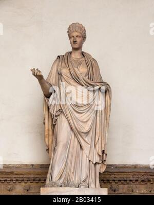 Italia: Statua di una donna romana (Sabina). Loggia dei Lanzi, Piazza della Signoria, Firenze. Arte Romana, i o II secolo CE. La Loggia dei Lanzi, detta anche Loggia della Signoria, fu costruita tra il 1376 e il 1382 da Benci di Cione e Simone di Francesco talenti, forse su disegno di Jacopo di Sione, per ospitare le assemblee del popolo e tenere cerimonie pubbliche, Come il giuramento in carica dei Gonfalonieri e dei Priori. Foto Stock