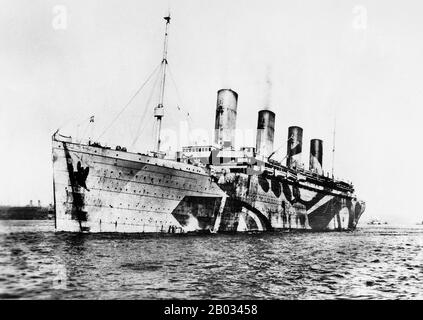 RMS (in seguito HMT) Olympic è stato un transatlantico oceanico, la nave principale del trio della White Star Line di atlanti di classe olimpica. A differenza delle sue navi sorelle più giovani, Olympic ha goduto di una lunga e illustre carriera, che si estende per 24 anni dal 1911 al 1935. Questo includeva il servizio come troopship durante La Prima guerra mondiale, che le guadagnò il soprannome di "Vecchia Affidabile". Olympic ritornò al servizio civile dopo la guerra e servì con successo come un transatlantico in tutto il 1920s e nella prima metà del 1930s, anche se la concorrenza aumentò. Foto Stock