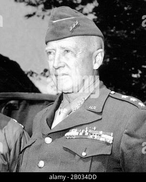 Il generale George Smith Patton Jr. (11 novembre 1885 – 21 dicembre 1945) è stato un ufficiale senior dell'esercito degli Stati Uniti, che ha comandato la settima Armata degli Stati Uniti nei teatri mediterranei ed europei della seconda guerra mondiale, Ma è meglio conosciuto per la sua leadership degli Stati Uniti Terza Armata in Francia e Germania dopo l'invasione alleata della Normandia nel giugno 1944. Foto Stock