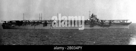 Zuikaku ('Auspicious Crane') era una portaerei di classe Shokaku della Marina Imperiale Giapponese. Il suo complemento di aereo ha preso parte all'attacco a Pearl Harbor che ha formalmente portato gli Stati Uniti nella guerra del Pacifico, e ha combattuto in molte delle più importanti battaglie navali della guerra, prima di essere affondato durante la battaglia del Golfo di Leyte. Uno dei sei vettori per partecipare all'attacco di Pearl Harbor, Zuikaku fu l'ultimo dei sei ad essere affondato nella guerra (quattro nella battaglia di Midway e Shokaku nella battaglia del Mare delle Filippine). Foto Stock