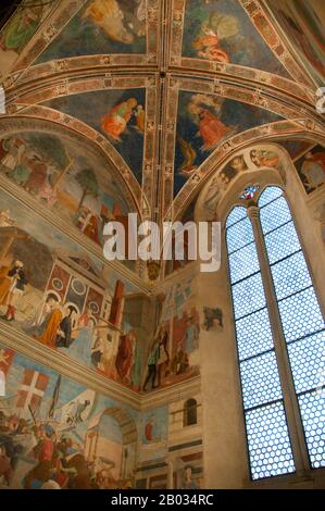 La Storia della vera Croce o la leggenda della vera Croce è una sequenza di affreschi dipinti da Piero della Francesca nella Basilica di San Francesco ad Arezzo. È la sua più grande opera, e generalmente considerata uno dei suoi migliori, e un capolavoro del primo Rinascimento. Il suo tema, derivato dal popolare libro del 13th secolo sulla vita dei santi di Jacopo da Voragine, la leggenda d'oro, è il trionfo della vera Croce - la leggenda del legno dal Giardino dell'Eden che diventa la Croce su cui Gesù Cristo fu crocifisso. Questo lavoro dimostra l’avanzata conoscenza di Piero in termini di prospettiva e di cooperazione Foto Stock