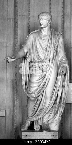 Tiberio Claudius Nero, figlio di Tiberio Claudio Nero e Livia Drusilla, divenne figlio di Ottaviano (in seguito Augusto, primo imperatore di Roma) dopo che sua madre fu costretta a divorziare Nerone e a sposarlo. Tiberio avrebbe infine sposato la figlia di Augusto dal suo precedente matrimonio, Julia the Elder, e successivamente fu adottata da Augusto, diventando ufficialmente un Giuliano, che porta il nome di Tiberio Giulio Cesare. Nei rapporti con gli altri imperatori di questa dinastia, Tiberio era il figliastro di Augusto, zio di Caligula, zio paterno di Claudio, e grande zio di Nerone. Tib Foto Stock