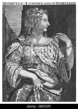 Domitia Longina (53/55-126/130 CE) era moglie di Domiziano e di un imperatrice di Roma. Divorziò il marito precedente, Lucius Aelius Lamia, per sposare Domiziano nel 71 d.C. e insieme ebbero un figlio. La sua morte iniziale li causò a scopparsi per un po', tuttavia, con Domiziano che esitò brevemente Domitia per non produrre un altro erede. Ma la ricordò presto, e nonostante le voci di Domiziano che avevano un rapporto incestuoso con la sua nipote Julia Flavia, si dice che Domitia continuò a vivere nel palazzo senza incidenti. Sopravvisse all'assassinio di Domiziano nel 96 d.C. e morì pacificamente Foto Stock