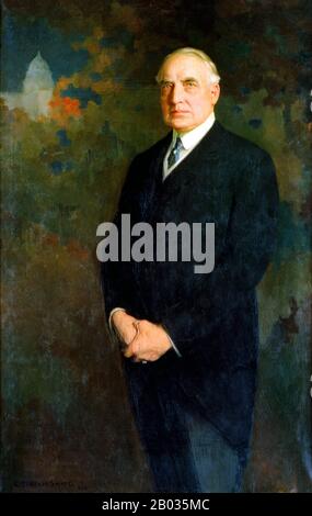 Warren Gamaliel Harding (2 novembre 1865 – 2 agosto 1923) è stato il 29th presidente degli Stati Uniti, in carica dal 4 marzo 1921 fino alla sua morte nel 1923. Al momento della sua morte, era uno dei presidenti più popolari, ma la successiva esposizione di scandali che si è svolta sotto la sua amministrazione ha eroso la sua considerazione popolare. Harding morì di emorragia cerebrale causata da malattie cardiache a San Francisco durante un tour di lingua occidentale; gli successe il suo vice presidente, Calvin Coolidge. Foto Stock