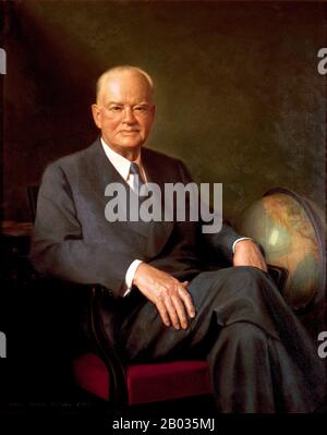 Herbert Clark Hoover (Hoover, 10 agosto 1874 – 20 ottobre 1964) è stato un politico americano che dal 1929 al 1933 è stato presidente del 31st degli Stati Uniti. Un repubblicano, in qualità di Segretario del Commercio nel 1920s, ha introdotto temi di efficienza Nell'Era Progressista nella comunità imprenditoriale e ha fornito supporto governativo per la standardizzazione, l'efficienza e il commercio internazionale. Come presidente dal 1929 al 1933, i suoi ambiziosi programmi furono sopraffatti dalla Grande depressione, che sembrava peggiorare ogni anno nonostante gli interventi sempre più su larga scala che fece nell’economia. Era disfattato Foto Stock