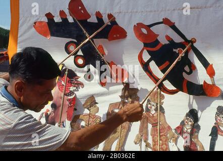 'Nang talung' è il teatro delle marionette ombra popolare nella Thailandia meridionale. Si tratta di una forma d'arte che si dice abbia avuto origine già nel 400 a.C. nel sud-est asiatico. Le performance durano solitamente bene la notte e rimangono essenziali se diminuiscono parte della vita del villaggio nel Profondo sud della Thailandia. ‘Nang’ significa ‘pelle animale’, da cui vengono tagliate le cifre. ‘Talung’ si riferisce a Phatthalung, una città della Thailandia meridionale dove si dice che la forma d’arte abbia avuto origine. È compito di un singolo esperto, il 'nai nag' o ‘puppet master', creare l'intero spettacolo. Seduto dietro uno schermo illuminato, lui m Foto Stock