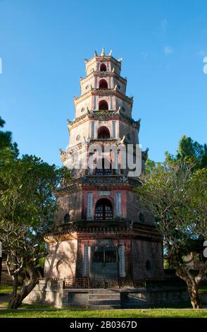 Vietnam: Thien Mu Pagoda, Hue. La Pagoda di Thien Mu fu costruita nel 1601 sotto Nguyen Hoang, il governatore della provincia di Thuan Hoa, ora nota come Hue. Anche se giurò fedeltà alla dinastia le ad Hanoi, Nguyen Hoang governò effettivamente Thuan Hoa come stato indipendente nel Vietnam centrale. La pagoda ha sette storie ed è la più alta del Vietnam, ed è spesso oggetto di rime popolari e poesie su Hue, che fu la capitale imperiale del Vietnam tra il 1802 e il 1945. Foto Stock