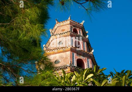 Vietnam: Thien Mu Pagoda, Hue. La Pagoda di Thien Mu fu costruita nel 1601 sotto Nguyen Hoang, il governatore della provincia di Thuan Hoa, ora nota come Hue. Anche se giurò fedeltà alla dinastia le ad Hanoi, Nguyen Hoang governò effettivamente Thuan Hoa come stato indipendente nel Vietnam centrale. La pagoda ha sette storie ed è la più alta del Vietnam, ed è spesso oggetto di rime popolari e poesie su Hue, che fu la capitale imperiale del Vietnam tra il 1802 e il 1945. Foto Stock