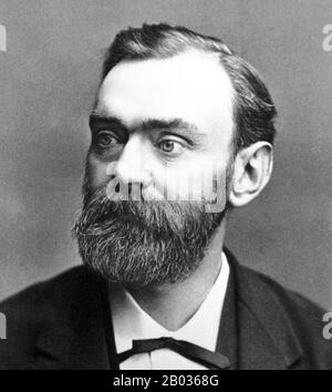 Alfred Bernhard Nobel (Parigi, 21 ottobre 1833 – Parigi, 10 dicembre 1896) è stato un chimico, ingegnere, inventore, uomo d'affari e filantropo svedese. Noto per aver inventato la dinamite, Nobel possedeva anche Bofors, che aveva ridiretto dal suo ruolo precedente come produttore di ferro e acciaio ad un importante produttore di cannoni e altri armamenti. Nobel ha tenuto 355 brevetti diversi, la dinamite essendo la più famosa. Dopo aver letto un necrario prematuro che lo condannava per aver approfittato delle vendite di armi, ha lasciato la sua fortuna per istituire i Premi Nobel. L'elemento sintetico nobelium prende il nome da h. Foto Stock