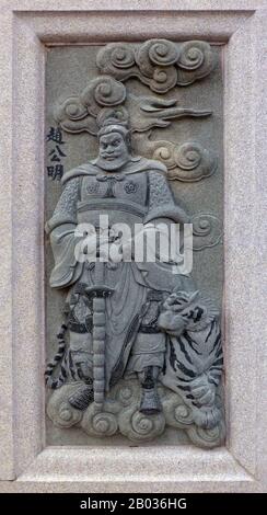 Malesia / Cina: Scultura di Zhao Gongming, raffigurante il suo ruolo nel romanzo della dinastia Ming del 16th° secolo Fengshen Yanyi ('investitura degli dei'). Dal Tempio di Ping Sien si, Pasir Panjang Laut. Foto di Anandajoti (CC DI 2,0). Zhao Gongming fu un personaggio del romanzo classico della dinastia Ming 'Fengshen Yanyi'. Zhao Gongming era un buon amico del generale Wen Zhong, conosciuto anche come Grand Tutor Wen, che serviva il re Zhou di Shang. Zhao Gongming è stato descritto come un eremita taoista con poteri magici. Accettò di aiutare il re Zhou a combattere contro il re Wu e l'esercito di Zhou. Foto Stock