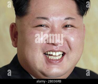 Kim Jong-un, anche romanizzato come Kim Jong-eun o Kim Jung-eun, (nato l'8 gennaio 1983 o 1984), è il capo supremo della Corea del Nord, al 28 dicembre 2011. Fu ufficialmente dichiarato capo supremo dopo i funerali di Stato per suo padre, Kim Jong-il. È il terzo e più giovane figlio del suo predecessore Kim Jong-il e della sua consorte Ko Young-hee. Alla fine del 2010, Kim Jong-un è stato visto come erede evidente alla guida della nazione, e dopo la morte del padre, è stato annunciato come il "Grande Successore" dalla televisione di stato nordcoreana. È un Daejang in coreano Foto Stock