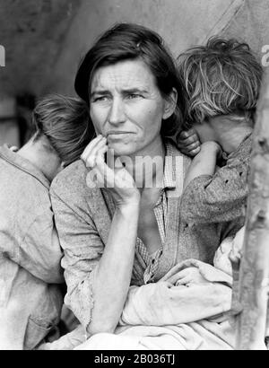 Dorothea Lange (dal 26 maggio 1895 all'11 ottobre 1965) è stato un fotografo documentario e fotoreporter statunitense, noto per il suo lavoro di depressione per la Farm Security Administration (FSA). Le fotografie di Lange umanizzarono le conseguenze della Grande depressione e influenzarono lo sviluppo della fotografia documentaria. Foto Stock