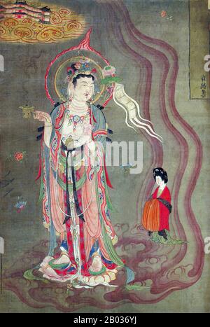Guanyin, breve per Guanshiyin, è un bodhisattva nel buddismo Mahayana spesso associato con compassione e misericordia. Mentre è spesso ritratta come donna, è oltre il sesso e può essere descritta sia come maschio che come femmina. Guanyin è spesso indicato come la 'Divinità buddista più amata', a causa dei suoi poteri miracolosi e della sua amorevole compassione. Non solo è adorata nel Buddismo, ma anche nel Taoismo e nella religione popolare cinese, con varie storie e leggende su di lei. Guanyin gioca un ruolo molto importante nel romanzo cinese classico 'viaggio verso l'Occidente.' è conosciuta da vari nam Foto Stock