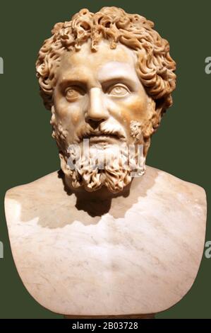 Septimius Severus (145-211 CE) è nato nella provincia romana d'Africa, e si è evoluto costantemente attraverso la consueta successione di uffici (il "cursus honorum") durante i regni di Marco Aurelio e Commodus. Fu governatore della Pannonia superiore quando la parola dell'assassinio di Pertniax e l'adesione di Didius Julianus lo raggiunse nel 193 d.C. In risposta alla controversa adesione di Julianus attraverso l'acquisto dell'imperatrice in un'asta, molti rivali si sono alzati e si sono dichiarati imperatore, con Severus che è uno di loro, iniziando quello che era conosciuto come l'anno dei Cinque imperatori. Si È Fatto Un'Estrazione A Roma, Severus Foto Stock