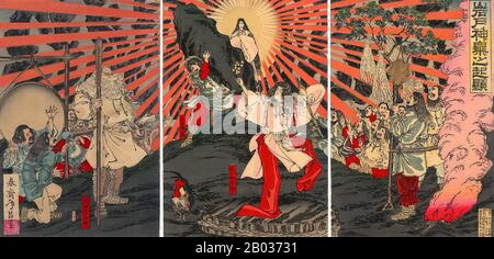 Amaterasu, a volte chiamato dal suo nome completo Amaterasu-omikami, è una delle più importanti divinità della religione Shinto. Dea del sole e dell'universo, il nome di Amaterasu significa 'stare in cielo', mentre il suo nome completo si traduce in 'il grande kami di agosto (dio) che splende nel cielo'. Amaterasu nacque dall'occhio sinistro del creatore, il dio Izanagi, mentre si purificò dal suo tentativo di salvare la moglie Izanami dal mondo sotterraneo, Yomi. Suo fratello e suo marito, il dio della luna Tsukuyomi, nacque dall'occhio destro di Izanagi, mentre suo altro fratello, il dio della tempesta Susanoo, nacque Foto Stock