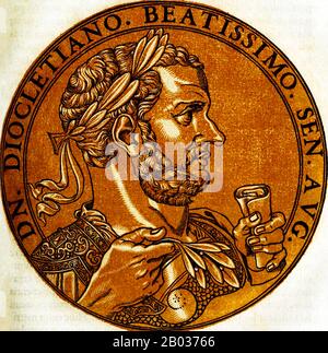 Diocleziano (244-312) è stato sopportato come Diocles ad una famiglia di bassa condizione dalla Dalmazia. Si alzò attraverso le file dei militari per diventare un comandante di cavalleria sotto l'imperatore Carus, e dopo la morte di Carus e suo figlio Numerian nel 284, Diocleziano fu proclamato imperatore, sconfiggendo l'altro figlio di Carus, Carinus, sopravvissuto per santificare la sua rivendicazione. Il governo di Diocleziano stabilirebbe l'Impero Romano dopo La Crisi Del Terzo Secolo, e fece il collega ufficiale Massimiano co-imperatore nel 286 per aiutare il governo. Nominò inoltre Galerio e Constantio come co-imperatori junior nel 293, stabilendo una tetrarchia (RU Foto Stock