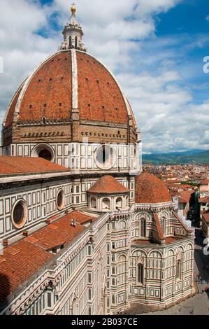 La Cattedrale di Santa Maria del Fiore è la chiesa principale di Firenze. Il Duomo di Firenze, come viene comunemente chiamato, fu iniziato nel 1296 in stile gotico con il disegno di Arnolfo di Cambio e completato strutturalmente nel 1436 con la cupola progettata da Filippo Brunelleschi. L'esterno della basilica si affaccia con pannelli di marmo policromo in varie tonalità di verde e rosa bordato di bianco e presenta un'elaborata facciata gotica façade-secolo 19th di Emilio De Fabris. Il complesso della cattedrale, situato in Piazza del Duomo, comprende il Battistero A. Foto Stock