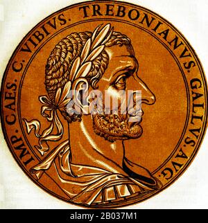 Trebonianus Gallus (206-253) fu un politico e generale rispettato dell'Impero Romano, e divenne al potere dopo la morte dei co-imperatori Traiano Decio e suo figlio Herennius Etruscus durante la battaglia di Abrittus nel 251. Alcune voci sostengono che Gallus aveva avuto una mano nella morte di Decio e suo figlio, avendo cospirato con gli invasori Goti. I suoi soldati proclamarono imperatore Gallus, ma l'altro figlio di Decio, Hostilian, era stato riconosciuto dal popolo di Roma come legittimo erede. Non volendo avviare un'altra guerra civile, Gallus accettò la volontà del popolo romano e adottò Hostilian come suo Foto Stock