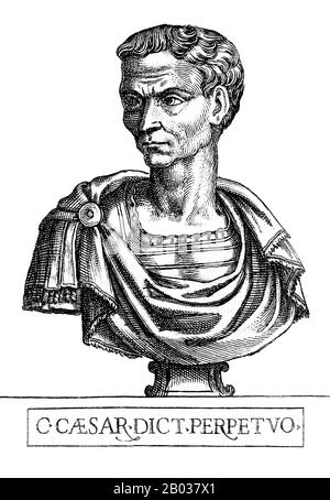 Nato Gaio Giulio Cesare (100-44 a.C.), Giulio Cesare fu uno dei personaggi più famigerati della storia. Politicano romano, generale e autore, ha svolto un ruolo critico nella caduta della Repubblica Romana e ha spianato la strada per l'ascesa dell'Impero Romano. La sua alleanza politica accanto a Crasso e Pompeo, formata per la prima volta in 60 a.C., dominerebbe la politica romana per molti anni. Le sue vittorie nelle Guerre Galliche ampliarono i territori della Repubblica fino al canale Inglese e al Reno, e divenne il primo generale romano a costruire un ponte sul Reno, così come a iniziare l'invasione Foto Stock