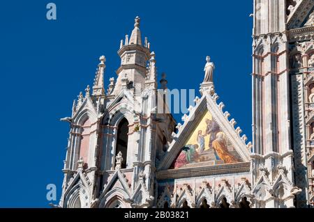 La Cattedrale di Santa Maria Assunta fu originariamente progettata e completata tra il 1215 e il 1263 sul sito di una precedente struttura. Ha la forma di una croce latina con un transetto leggermente sporgente, una cupola e un campanile. La cupola si eleva da una base esagonale con colonne di supporto. La lanterna in cima alla cupola fu aggiunta da Gian Lorenzo Bernini. La navata è separata dalle due navate da archi semicircolari. L'esterno e l'interno sono costruiti in marmo bianco e nero verdastro a strisce alternate, con l'aggiunta di marmo rosso sulla façade. Foto Stock