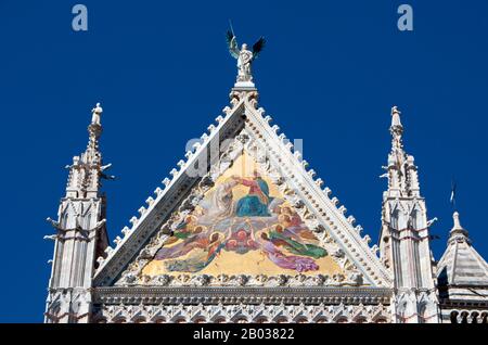 La Cattedrale di Santa Maria Assunta fu originariamente progettata e completata tra il 1215 e il 1263 sul sito di una precedente struttura. Ha la forma di una croce latina con un transetto leggermente sporgente, una cupola e un campanile. La cupola si eleva da una base esagonale con colonne di supporto. La lanterna in cima alla cupola fu aggiunta da Gian Lorenzo Bernini. La navata è separata dalle due navate da archi semicircolari. L'esterno e l'interno sono costruiti in marmo bianco e nero verdastro a strisce alternate, con l'aggiunta di marmo rosso sulla façade. Foto Stock