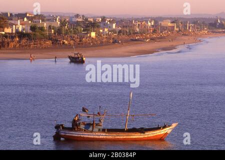 La città di Diu era storicamente parte della regione di Saurashtra del Gujarat e un importante porto sulle rotte commerciali del mare arabo e dell'Oceano Indiano. Nel 1535 Bahadur Shah, il sultano di Gujarat, concluse un'alleanza difensiva con i portoghesi contro l'imperatore Mughal Humayun, e permise ai portoghesi di costruire il Forte di Diu e mantenere una guarnigione sull'isola. L'alleanza si dispranse rapidamente, e tentativi da parte dei Sultani di cacciare i portoghesi da Diu tra il 1537 e il 1546 fallì. Dopo essersi pentito della sua generosità, Bahadur Shah cercò di recuperare Diu, ma fu sconfitto e ucciso da Foto Stock