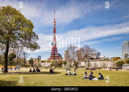 5 aprile 2019: Tokyo, Giappone - Pranzo in primavera, nel Shiba Park, nel centro di Tokyo, vicino alla Torre di Tokyo. Foto Stock