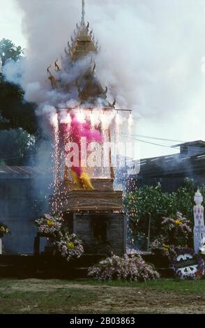 I funerali tailandesi seguono solitamente riti funerari buddisti, con variazioni di pratica che dipendono dalla cultura della regione. Anche le persone di alcuni gruppi religiosi ed etnici hanno le proprie pratiche specifiche. I funerali buddisti thailandesi consistono generalmente in una cerimonia di balneazione poco dopo la morte, canti giornalieri da parte dei monaci buddisti e una cerimonia di cremazione. La cremazione è praticata dalla maggior parte dei popoli di tutto il paese, con le maggiori eccezioni che sono i cinesi etnici, i musulmani e i cristiani. Foto Stock