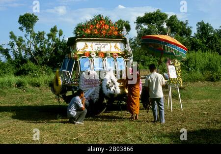 I funerali tailandesi seguono solitamente riti funerari buddisti, con variazioni di pratica che dipendono dalla cultura della regione. Anche le persone di alcuni gruppi religiosi ed etnici hanno le proprie pratiche specifiche. I funerali buddisti thailandesi consistono generalmente in una cerimonia di balneazione poco dopo la morte, canti giornalieri da parte dei monaci buddisti e una cerimonia di cremazione. La cremazione è praticata dalla maggior parte dei popoli di tutto il paese, con le maggiori eccezioni che sono i cinesi etnici, i musulmani e i cristiani. Foto Stock