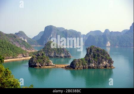 In Vietnam ha lungo significa ‘ddrago di escending’, e la leggenda ha che Halong Bay è stato formato da un gigantesco drago che è immerso nel Golfo di Tonkin, creando migliaia di affioramenti calcarei con l'ancoraggio della sua coda. I geologi tendono a ignorare questa teoria, sostenendo che la miriade di isole che punteggiano Halong Bay e si estendono fino a nord fino alla frontiera cinese sono il prodotto di erosione selettiva del fondale marino nel corso di millenni. Foto Stock