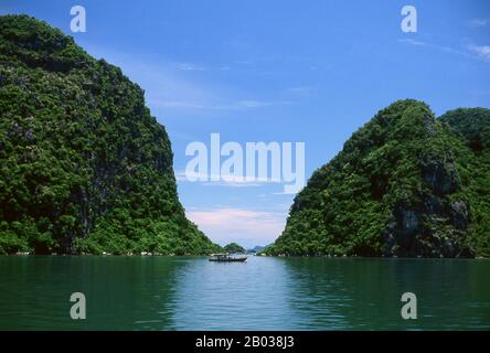 In Vietnam ha lungo significa ‘ddrago di escending’, e la leggenda ha che Halong Bay è stato formato da un gigantesco drago che è immerso nel Golfo di Tonkin, creando migliaia di affioramenti calcarei con l'ancoraggio della sua coda. I geologi tendono a ignorare questa teoria, sostenendo che la miriade di isole che punteggiano Halong Bay e si estendono fino a nord fino alla frontiera cinese sono il prodotto di erosione selettiva del fondale marino nel corso di millenni. Foto Stock