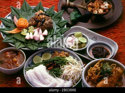 Il cibo della Thailandia del Nord, come la lingua, il vestito tradizionale e l'architettura, è abbastanza distinto da quello di Bangkok e della Thailandia centrale. La cucina tailandese settentrionale differisce dalla cucina tailandese centrale in quanto è chiaramente influenzata dalle tradizioni della vicina Birmania, Laos e Yunnan. Per cominciare, il punto chiave non è khao suai, il morbido e fragrante riso bollito delle pianure centrali così familiare agli occidentali. Invece, il Khon Muang preferisce mangiare khao niaw, o riso glutinoso appiccicoso. Questo è cotto a vapore, servito in piccoli cesti di vimini, e mangiato con le dita insieme con una selezione di spic Foto Stock