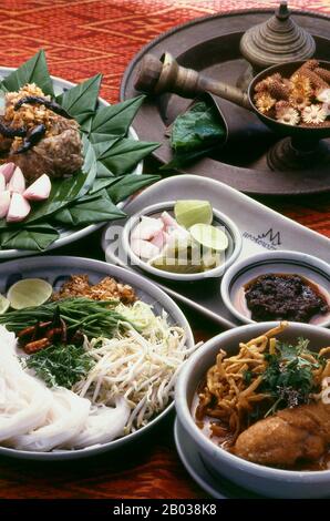 Il cibo della Thailandia del Nord, come la lingua, il vestito tradizionale e l'architettura, è abbastanza distinto da quello di Bangkok e della Thailandia centrale. La cucina tailandese settentrionale differisce dalla cucina tailandese centrale in quanto è chiaramente influenzata dalle tradizioni della vicina Birmania, Laos e Yunnan. Per cominciare, il punto chiave non è khao suai, il morbido e fragrante riso bollito delle pianure centrali così familiare agli occidentali. Invece, il Khon Muang preferisce mangiare khao niaw, o riso glutinoso appiccicoso. Questo è cotto a vapore, servito in piccoli cesti di vimini, e mangiato con le dita insieme con una selezione di spic Foto Stock