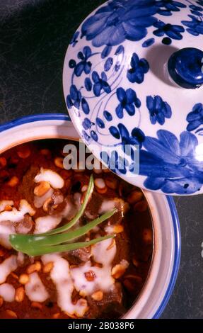 Kaeng matsman è un curry in stile thailandese meridionale. Si compone di pezzi di manzo o pollo, combinati con patate e cipolle e arachidi in una salsa di curry leggermente speziata aromatizzata con latte di cocco. Foto Stock