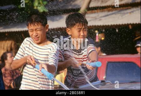 Songkran è il tradizionale Capodanno tailandese ed è celebrato dalle 13th alle 15th Aprile. Questo festival annuale dell'acqua, conosciuto in tailandese come 'songkran', e in birmano come 'thingyan' segna l'inizio della stagione delle piogge e viene celebrato in Birmania, Laos, Thailandia e altri paesi del sud-est asiatico, di solito in aprile. Chiang mai (che significa "nuova città"), talvolta scritto come Chiengmai o Chiangmai, è la città più grande e culturalmente significativa della Thailandia settentrionale. Re Mengrai fondò la città di Chiang mai nel 1296, e successe a Chiang Rai come capitale del regno Lanna. Foto Stock