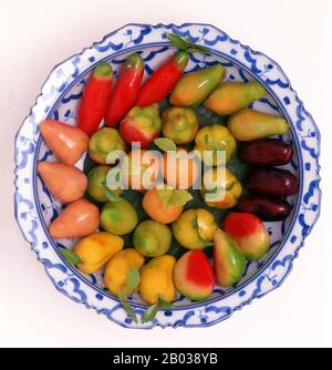 Luk Chub sono fatti bollendo fagiolo di mung, zucchero e latte di cocco in una polpa, che è poi stampato in forme fantastiche come i chilies, le ciliegie, i mangosteens, le arance, i mangoes, i cocomeri e le carote. Come tocco finale, una gelatina è applicata per rivestire i dolci di fagiolo di mung per creare un aspetto e una struttura di plastica. Foto Stock