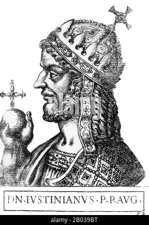 Giustiniano i (482 - 565), conosciuto anche come Giustiniano il Grande o San Giustiniano il Grande, era il nipote dell'imperatore Giustino i, originariamente nato da una famiglia contadina a Tauresium. Giustino, prima di diventare imperatore, adottò Giustiniano e lo sollevò a Costantinopoli. Giustiniano servì nella Guardia Imperiale, gli Excubitori, proprio come aveva fatto suo zio, e fu reso imperatore associato nel 527 prima di diventare unico imperatore quando Giustino morì nello stesso anno. Giustiniano era ambizioso e intelligente, e cercò di ravvivare la grandezza dell'impero, progettando la riconquista della metà occidentale dell'Impero Romano in quella che era Foto Stock