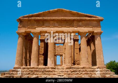 Agrigento fu fondata su un altopiano che si affaccia sul mare, con due fiumi vicini, le Hypsas e le Akragas, e una cresta a nord che offre un certo grado di fortificazione naturale. La sua istituzione ha avuto luogo intorno a 582–580 a.C. ed è attribuita ai coloni greci di Gela, che la chiamavano 'Akragas'. Akragas cresceva rapidamente diventando una delle più ricche e famose colonie greche della Magna Grecia. Venne in risalto sotto i tiranni Phalaris e Theron del 6th secolo, e divenne una democrazia dopo il rovesciamento del figlio di Theron Thrasidaeus. Anche se la città rimase neutra Foto Stock