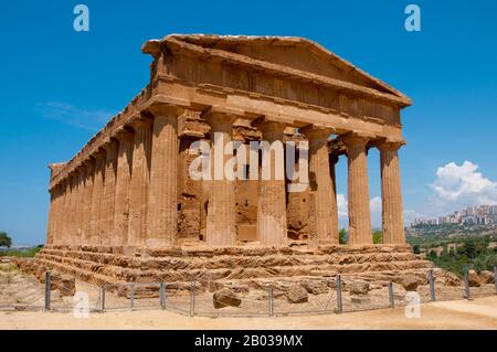 Agrigento fu fondata su un altopiano che si affaccia sul mare, con due fiumi vicini, le Hypsas e le Akragas, e una cresta a nord che offre un certo grado di fortificazione naturale. La sua istituzione ha avuto luogo intorno a 582–580 a.C. ed è attribuita ai coloni greci di Gela, che la chiamavano 'Akragas'. Akragas cresceva rapidamente diventando una delle più ricche e famose colonie greche della Magna Grecia. Venne in risalto sotto i tiranni Phalaris e Theron del 6th secolo, e divenne una democrazia dopo il rovesciamento del figlio di Theron Thrasidaeus. Anche se la città rimase neutra Foto Stock