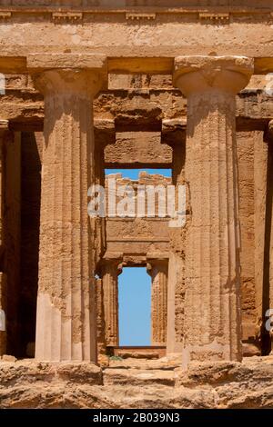 Agrigento fu fondata su un altopiano che si affaccia sul mare, con due fiumi vicini, le Hypsas e le Akragas, e una cresta a nord che offre un certo grado di fortificazione naturale. La sua istituzione ha avuto luogo intorno a 582–580 a.C. ed è attribuita ai coloni greci di Gela, che la chiamavano 'Akragas'. Akragas cresceva rapidamente diventando una delle più ricche e famose colonie greche della Magna Grecia. Venne in risalto sotto i tiranni Phalaris e Theron del 6th secolo, e divenne una democrazia dopo il rovesciamento del figlio di Theron Thrasidaeus. Anche se la città rimase neutra Foto Stock