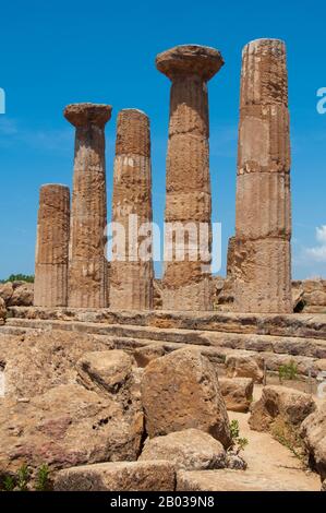 Agrigento fu fondata su un altopiano che si affaccia sul mare, con due fiumi vicini, le Hypsas e le Akragas, e una cresta a nord che offre un certo grado di fortificazione naturale. La sua istituzione ha avuto luogo intorno a 582–580 a.C. ed è attribuita ai coloni greci di Gela, che la chiamavano 'Akragas'. Akragas cresceva rapidamente diventando una delle più ricche e famose colonie greche della Magna Grecia. Venne in risalto sotto i tiranni Phalaris e Theron del 6th secolo, e divenne una democrazia dopo il rovesciamento del figlio di Theron Thrasidaeus. Anche se la città rimase neutra Foto Stock