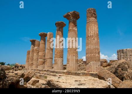 Agrigento fu fondata su un altopiano che si affaccia sul mare, con due fiumi vicini, le Hypsas e le Akragas, e una cresta a nord che offre un certo grado di fortificazione naturale. La sua istituzione ha avuto luogo intorno a 582–580 a.C. ed è attribuita ai coloni greci di Gela, che la chiamavano 'Akragas'. Akragas cresceva rapidamente diventando una delle più ricche e famose colonie greche della Magna Grecia. Venne in risalto sotto i tiranni Phalaris e Theron del 6th secolo, e divenne una democrazia dopo il rovesciamento del figlio di Theron Thrasidaeus. Anche se la città rimase neutra Foto Stock