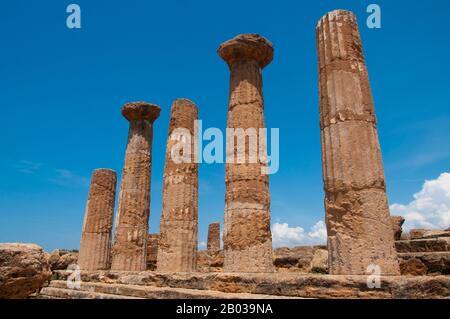 Agrigento fu fondata su un altopiano che si affaccia sul mare, con due fiumi vicini, le Hypsas e le Akragas, e una cresta a nord che offre un certo grado di fortificazione naturale. La sua istituzione ha avuto luogo intorno a 582–580 a.C. ed è attribuita ai coloni greci di Gela, che la chiamavano 'Akragas'. Akragas cresceva rapidamente diventando una delle più ricche e famose colonie greche della Magna Grecia. Venne in risalto sotto i tiranni Phalaris e Theron del 6th secolo, e divenne una democrazia dopo il rovesciamento del figlio di Theron Thrasidaeus. Anche se la città rimase neutra Foto Stock