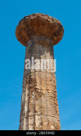 Agrigento fu fondata su un altopiano che si affaccia sul mare, con due fiumi vicini, le Hypsas e le Akragas, e una cresta a nord che offre un certo grado di fortificazione naturale. La sua istituzione ha avuto luogo intorno a 582–580 a.C. ed è attribuita ai coloni greci di Gela, che la chiamavano 'Akragas'. Akragas cresceva rapidamente diventando una delle più ricche e famose colonie greche della Magna Grecia. Venne in risalto sotto i tiranni Phalaris e Theron del 6th secolo, e divenne una democrazia dopo il rovesciamento del figlio di Theron Thrasidaeus. Anche se la città rimase neutra Foto Stock