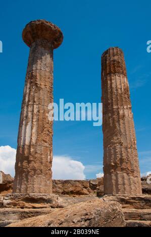 Agrigento fu fondata su un altopiano che si affaccia sul mare, con due fiumi vicini, le Hypsas e le Akragas, e una cresta a nord che offre un certo grado di fortificazione naturale. La sua istituzione ha avuto luogo intorno a 582–580 a.C. ed è attribuita ai coloni greci di Gela, che la chiamavano 'Akragas'. Akragas cresceva rapidamente diventando una delle più ricche e famose colonie greche della Magna Grecia. Venne in risalto sotto i tiranni Phalaris e Theron del 6th secolo, e divenne una democrazia dopo il rovesciamento del figlio di Theron Thrasidaeus. Anche se la città rimase neutra Foto Stock