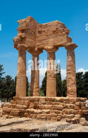 Agrigento fu fondata su un altopiano che si affaccia sul mare, con due fiumi vicini, le Hypsas e le Akragas, e una cresta a nord che offre un certo grado di fortificazione naturale. La sua istituzione ha avuto luogo intorno a 582–580 a.C. ed è attribuita ai coloni greci di Gela, che la chiamavano 'Akragas'. Akragas cresceva rapidamente diventando una delle più ricche e famose colonie greche della Magna Grecia. Venne in risalto sotto i tiranni Phalaris e Theron del 6th secolo, e divenne una democrazia dopo il rovesciamento del figlio di Theron Thrasidaeus. Anche se la città rimase neutra Foto Stock