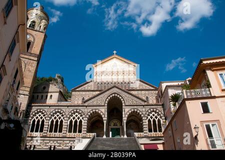 Iniziata nei secoli 9th e 10th, la Cattedrale di Amalfi (Cattedrale di Sant'Andrea) è una cattedrale medievale cattolica romana, dedicata all'apostolo Sant'Andrea le cui reliquie sono conservate qui. La cattedrale comprende l'adiacente Basilica del Crocifisso, risalente al 9th secolo. Dalla basilica si parte dalla cripta di Sant'Andrea. Foto Stock